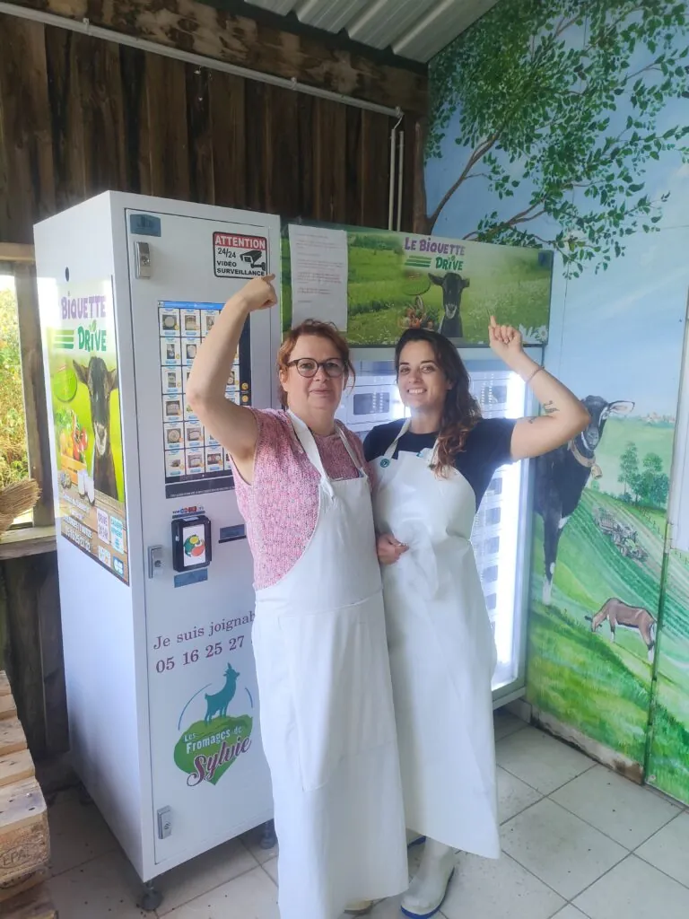 Las productoras de Les Fromages de Sylvie junto a su distribuidor automático