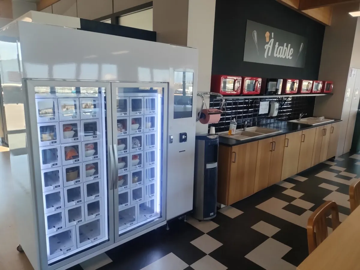 MIAM BOX refrigerated vending machine installed next to the dining area